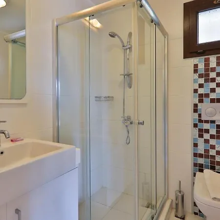 Villa 5 Bedroom - 8638 *