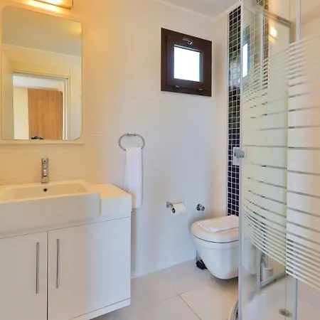 Villa 5 Bedroom - 8638 *