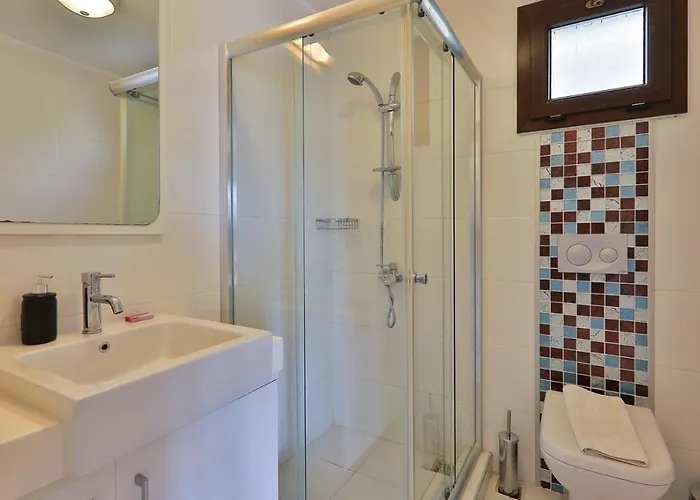 Villa 5 Bedroom - 8638 *