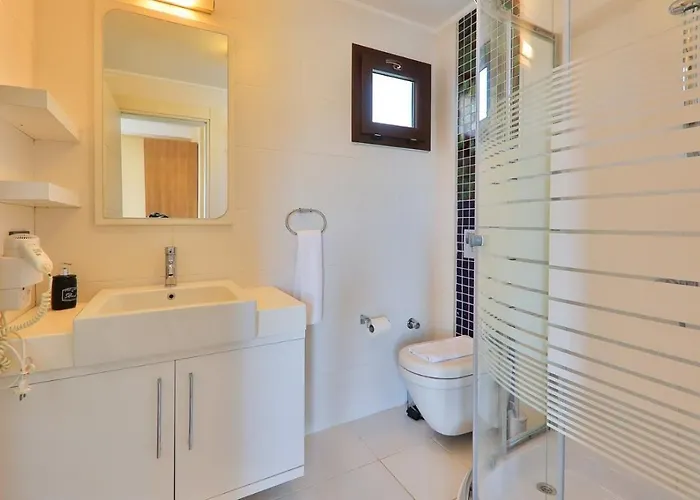 Villa 5 Bedroom - 8638 *