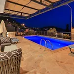 5 Bedroom Villa *